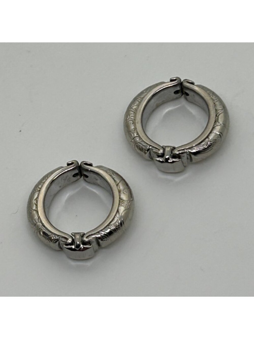 Silver Tone Snap Hoop Earrings 1990s Etched Floral Pattern Hinged Huggie Vintage - Picture 7 of 10